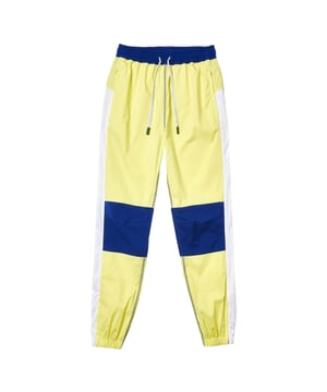 Materiaal: Polyester. Ontwerp: Kleurenblok, Logo, Effen. Zakken: 2 Zijzakken, Rits. Taille: Verstelbaar, Koordje, Elastiek. Zoom: Elastisch, Ritssluiting. Stijl: Trainingspak.