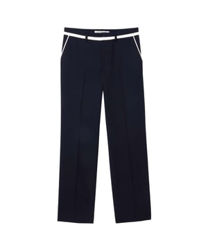 68% Polyester, 32% Rayon. Ontwerp: Badge, Contrastdetail, Geborduurd logo, Effen. Sluiting: Knoop, Verborgen, Haak, Ritssluiting. Riemlussen. Zakken: 2 Zijzakken, 1 Achterzak. Pasvorm: Recht.