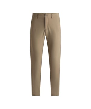 92% Polyester, 8% Elastaan. Stof: 4 Way Stretch. Ontwerp: Eenvoudig. Sluiting: Knoop, Ritsgat. Stoftechnologie: sneldrogend, waterafstotend. Riemlussen, Easy-Iron, Taps toelopende pijp. Zakken: 2 achterzakken, gevoerd, 2 zijzakken, polyester gevoerd, kaartzakje, 1 muntzakje. Geschikt voor: Slank. Stijging: Middenstijging.