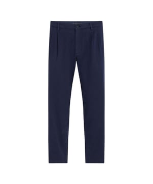 99% Katoen, 1% Elastaan. Stof: Geborsteld, Stretch, Twill. Ontwerp: Logo, Flard. Sluiting: Knoop, Ritsgat. Riemlussen, twee plooien. Zakken: 2 Zijzakken, 2 Achterzakken, met knopen. Geschikt voor: Taps toelopend.
