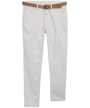 Diese Herren-Chinohose im Slim Fit ist der ideale Mix aus Stil und Komfort – perfekt für Alltag und Büro. Mit ihrer schmalen Passform und dem schlanken Beinverlauf sorgt sie für einen modernen, gepflegten Look. Der Reißverschluss mit Knopfverschluss und die Gürtelschlaufen bieten klassische Details mit Funktion. Seitliche Eingrifftaschen vorn und elegante Paspeltaschen hinten ergänzen den smarten 4-Pocket-Style. Die niedrige Leibhöhe unterstreicht den lässigen Schnitt und sorgt für einen bequemen Sitz. Hochwertige Materialien garantieren ein angenehmes Tragegefühl – auch nach einem langen Tag. Die Hose lässt sich mühelos mit Hemd, Shirt oder Sakko kombinieren. Ob für den Business-Casual-Look oder ein stylisches Freizeit-Outfit – sie passt sich deinem Stil an. Dezent, vielseitig und absolut tragbar. Eine Chino, die deinen Alltag stilvoll begleitet.