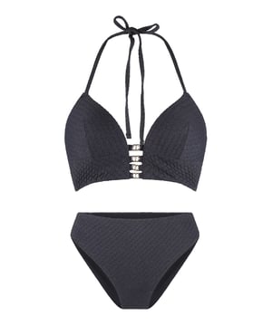 Ready to shine in de serie black of Fuchsia! Deze set bestaat uit een triangel bikini top die  is voorgevormd en heeft verstelbare touwtjes in de nek. Bij de set zit een bikini broekje! De accessoires aan de bandjes maken de look af!