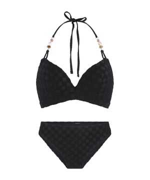 Ready to shine in de serie black of Fuchsia! Deze set bestaat uit een triangel bikini top die  is voorgevormd en heeft verstelbare touwtjes in de nek. Bij de set zit een bikini broekje! De accessoires aan de bandjes maken de look af!