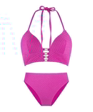Ready to shine in de serie black of Fuchsia! Deze set bestaat uit een triangel bikini top die  is voorgevormd en heeft verstelbare touwtjes in de nek. Bij de set zit een bikini broekje! De accessoires aan de bandjes maken de look af!