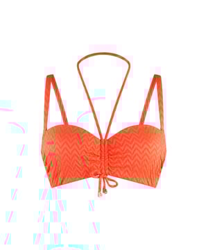 Rise & shine in dieser fantastischen Serie! Diese Modelle ziehen mit ihrem luxuriösen, strukturierten Stoff und dem goldenen Accessoire die Blicke auf sich. Der Bikini ist vorgeformt, hat verstellbare Schulterträger und Bügel. Dadurch ist dieser Bikini auch für große Größen sehr gut geeignet.