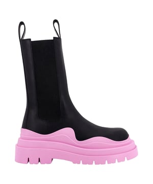 Material: 100 % Kalbsleder

Innenmaterial: Leder
Innensohle: Leder
Sohle: Gummi
Zuglasche hinten
Runde Spitze
Elastische Seiteneinsätze
Schlupfschuh
Hergestellt in Italien
Geschlecht: DAMEN
Produktcode: 630297VBS50_1336
Code: SHO BV 2 BT FW23 08195