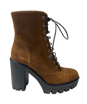 VINTAGE, RRP AS NEW
100% Leather, Imported, Rubber sole, Shaft measures approximately ankle-high from arch, Lug sole, Combat trend

Giuseppe Zanotti Ankle Lace Up Boots in Brown Suede
Color: brown
Material: Suede
Condition: excellent
Size: 39
Sign of wear: No
SKU: 86626