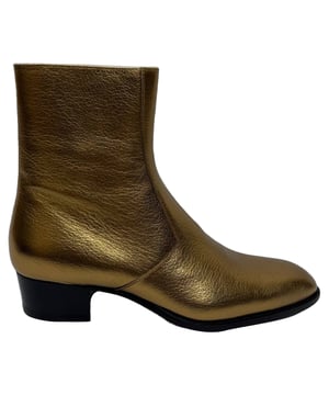 VINTAGE, RRP AS NEW
Make a striking statement with the Saint Laurent Wyatt Ankle Boots in luxurious gold calf leather, blending bold color with sleek, modern design. Perfect for pairing with slim black jeans and a tailored blazer for an edgy yet refined look, or styled with a crisp white shirt and dark trousers for elevated evening wear. These boots bring a fearless touch of rock ’n’ roll sophistication to any wardrobe.

Saint Laurent Wyatt Ankle Boots in Gold Calf Leather

Condition: Excellent
Signs of wear:  Very light mark at soles.
Packaging: Box, Dust bag
Color: Metallic | gold
Material: Leather | calfskin leather
Size: IT | 43
Measurements: Heel height: 40 mm; Insole length: 300 mm
SKU: MRPPUGBSH511804W