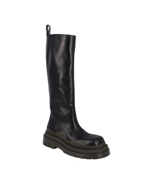 Bottega Veneta takes a classic footwear silhouette and finishes it with the brand's signature flair. Punctuating these Tire high leather boots with a purple rubber sole, this design is simple yet impactful - keeping with the label's signature aesthetic. Bottega Veneta Bottega Veneta Tire Boot in Calfskin in black Color: black Material: Animal skin | Calfskin Condition: new with tag Size: 38 Sign of wear: No SKU: 102222 / 667917VBS501291 / 667917VBS501291_38  . Country of Origin:Italy