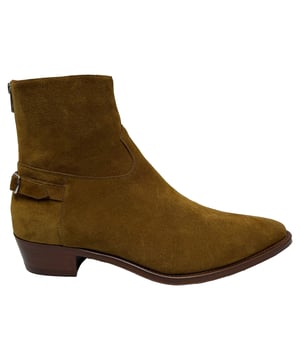 VINTAGE, RRP AS NEW
Celine’s Jacno Ankle Boots in brown suede deliver refined craftsmanship with quiet confidence. Featuring semi-pointed toes and streamlined zip closures, these neutral suede boots strike the perfect balance between modern tailoring and relaxed sophistication. Their clean lines and luxurious material make them a go-to for polished yet easygoing style.


Celine Jacno Ankle Boots in Brown Suede 
Condition: Excellent
Signs of wear:  Very light mark at soles.
Packaging: Box, Dust bag
Color: Brown | ochre
Material: Suede | suede
Size: EU | 43
Measurements: Heel height: 40 mm; Insole length: 310 mm
SKU: MRPPUGBSH511799W