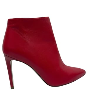 VINTAGE, RRP AS NEW
 The Stuart Weitzman Pointed High-Heel Ankle Boots in red leather make a bold statement with their sleek silhouette and vibrant hue. Designed with a sharp pointed toe and stiletto heel, they exude confidence and modern glamour. **Style Tip:** Let them pop against an all-black outfit or style with a neutral trench coat for a striking contrast that turns heads.

Stuart Weitzman Pointed High-Heel Ankle Boots in Red Leather

Condition:  Excellent
Signs of wear: No visible signs of wear
Packaging: Box, Dust bag
Color: Red 
Material: Leather | leather
Size: EU | 38
Measurements: Heel height: 100 mm; Insole length: 290 mm
SKU: TONPUGBSH509152W