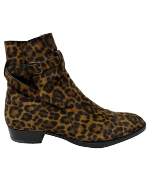 VINTAGE, RRP AS NEW
Step into untamed sophistication with Saint Laurent’s Wyatt Ankle Boots — a fierce fusion of Parisian elegance and rock ‘n’ roll spirit. Crafted in luxe brown animal-print suede, these ankle boots feature sleek semi-pointed toes and wrap-around leather straps that bring a touch of rebellious charm. The refined silhouette and rich texture make them a bold yet wearable statement.


Saint Laurent Wyatt Ankle Boots in Animal Print Suede
Condition: good
Signs of wear: Minor markings,  Very light mark at soles.
Packaging: Box, Dust bag
Color: Multicolor print | animal print
Material: Suede | goat suede
Size: EU | 43
Measurements: Heel height: 30 mm; Insole length: 300 mm
SKU: MRPPUGBSH511803W