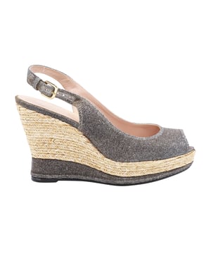 Empfohlener Verkaufspreis
Stuart Weitzman „Jean“ Sandale aus glitzerndem Stoff in Nocturne-Optik.
Peeptoe-Absatz, 3,8 cm Plateausohle.
8,6 cm korkummantelter Keilabsatz; äquivalent zu 5 cm.
Verstellbarer Slingback mit rotgussfarbener Schnalle.
Lederfutter und gepolsterte Innensohle.
Gummilaufsohle mit Logoprägung.
„Jean“ wird in Spanien hergestellt.
Stuart Weitzman Jean Peeptoe-Keilabsatz aus Kork in silbernem Glitzerleder
Zustand: Ausgezeichnet mit minimalen Gebrauchsspuren, Lieferung mit Box
Gebrauchsspuren: Keine
Größe: US6,5/37
Material: Gold, Leder, Kork
Artikelnummer: 89214
Farbe: Metallic | Silber