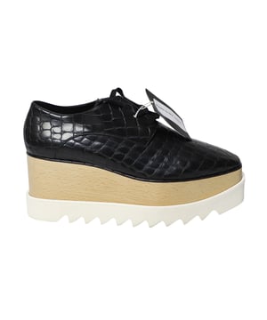 VINTAGE, RRP AS NEW
Stella McCartney clash and complement a variety of styles with their SS17 collection. As always, the English fashion house create their chic garments and accessories without eschewing the ethical ambitions the brand was built on. These black artificial leather Elyse shoes feature a square toe, a lace-up front fastening, a branded insole, a low wedge heel and a ridged rubber sole.
.Color: Black
.Signature Elyse platforms
.Sustainable wood platform, rubber saw-edge sole
.Lace-up
.Made in: Italy
.Care: Spot clean only with soft damp cloth

Stella McCartney Elyse Platform Brogues in Black Leather
Condition: Excellent, with dust bag and shoe box
Sign of wear: slight dirt on the soles
Material: Leather/Polyurethane/Polyester
Size: 39/US9
SKU: 124359