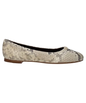 Material: 100 % Ziegenleder

Innenmaterial: Leder
Innensohle: Leder
Sohle: Leder
Mandelförmige Zehenpartie
Slip-on-Design
Goldfarbenes Detail für ein charakteristisches Finish
Hergestellt in Italien
Geschlecht: DAMEN
Produktcode: CHC24A973NN_292
Code: SHO CI 2 FL SS25 13256