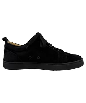 VINTAGE, RRP WIE NEU  
Betreten Sie den raffinierten Streetstyle mit den Christian Louboutin Louis Junior Sneakers aus luxuriösem schwarzem Samt, die einen edlen Twist auf eine klassische Low-Top-Silhouette bieten. Mit tonalen Schnürsenkeln, subtilen Nähten und der ikonischen roten Sohle bringen diese Sneakers zurückhaltende Eleganz in Ihre Alltagsmode. Kombinieren Sie sie mit maßgeschneiderten Jogginghosen und einer klaren schwarzen Bomberjacke für einen eleganten, modernen Look mit einem Hauch von Kante.

Christian Louboutin Louis Junior Sneakers aus schwarzem Samt  

Zustand: Sehr gut  
Abnutzungserscheinungen: Geringe Markierungen, leicht benutzt, aber sehr gut gepflegt. Kleine Markierung an den Sohlen & Faltenbildung, leichte Abnutzung an den Sohlen und Fersen.  
Verpackung: Keine  
Farbe: Schwarz  
Material: Samt | Velours  
Größe: EU | 42  
Maße: Absatzhöhe: 20 mm; Einlegesohlenlänge: 290 mm  
SKU: MRPPUGBSH531179M