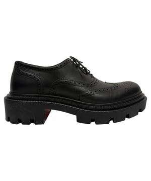 Empfohlener Verkaufspreis
Die Christian Louboutin College Derbys aus schwarzem Kalbsleder vereinen klassische Handwerkskunst mit einer raffinierten, modernen Silhouette. Die klaren Linien und die charakteristische rote Sohle verleihen jedem formellen oder lässig-eleganten Outfit einen Hauch von Luxus. Styling-Tipp: Kombinieren Sie sie mit einer maßgeschneiderten Hose und einem eleganten Hemd für einen eleganten Look – perfekt für Business- oder Abendveranstaltungen.

Christian Louboutin College Derbys aus schwarzem Kalbsleder

Zustand: Sehr gut
Gebrauchsspuren: Leichte Gebrauchsspuren, wenig getragen, aber sehr gut erhalten. Leichte Gebrauchsspuren an Sohlen und Knickspuren, leichte Abnutzungsspuren an Sohlen und Absatz.
Verpackung: Keine
Farbe: Schwarz
Material: Leder | Kalbsleder
Größe: EU | 42
Maße: Absatzhöhe: 50 mm; Innensohlenlänge: 320 mm
Artikelnummer: MRPPUGBSH515278M