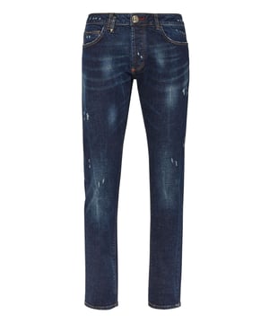 Verleihen Sie Ihrem Look einen Hauch von Einzigartigkeit mit dieser 5-Pocket-Hose aus Denim mit einem kostbaren Detail.                        Stone Washed Denim mit einem aufgestickten Strassherz auf einem Patch   Risse und Abnutzungserscheinungen   PP-Sechseck auf einem Lederpatch auf der rechten Gesäßtasche aufgenäht   Einzelner Metallknopf   Passform: Super Straight