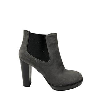 Empfohlener Verkaufspreis
Weiche Wildlederstiefeletten von Hogan mit runder Spitze, seitlichen Elastikeinsätzen, verspiegeltem Blockabsatz, Plateausohle und Gummisohle.

Hogan H313 Blockabsatzstiefeletten aus grauem Wildleder
Farbe: Grau
Material: Wildleder
Zustand: sehr gut
Größe: 37
Gebrauchsspuren: Keine
Artikelnummer: 97735