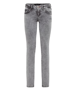 Estos pantalones de denim elástico desgastado de cinco bolsillos, lisos y básicos, son fieles a su promesa de comodidad gracias a la resistencia y gran calidad del tejido. Cierre con botón único de metal. Insignia de metal con las letras de la firma cosidas en el bolsillo trasero derecho. Bajo: 30 cm. Corte: Slim.