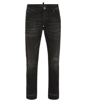 Olvídese de la rutina y elija algo totalmente original como estos vaqueros de fuerte carácter.                                                                 Denim con efecto desgastado   Un solo botón metálico   Parche con logotipo cosido en la parte trasera   Etiqueta de lona cosida en la parte trasera   Ajuste: Skinny