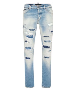 Olvídese de la rutina y elija algo totalmente original como estos vaqueros de fuerte carácter.                                                                 Denim desgastado y remendado   Un solo botón metálico   Parche con logotipo cosido en la parte trasera   Etiqueta de lona cosida en la parte trasera   Ajuste: Super Straight