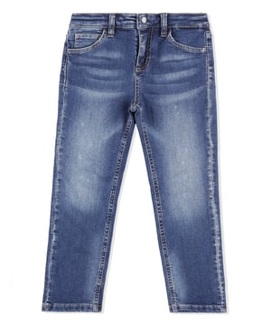 Los clásicos pantalones de denim desgastado de cinco bolsillos son indispensables, incluso en el armario de un niño. Este modelo incluye un botón de metal en la cintura. El bolsillo trasero derecho está adornado con el monograma de la firma bordado. Corte: Regular.