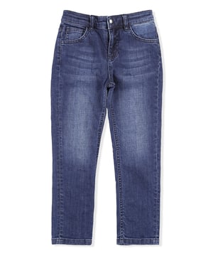 Los clásicos pantalones de denim desgastado de cinco bolsillos son indispensables, incluso en el armario de un niño. Este modelo incluye un botón de metal en la cintura. El bolsillo trasero derecho incluye una cabeza de león de satén bordada . Corte: Regular.