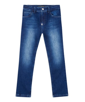 Los clásicos pantalones vaqueros desgastados con 5 bolsillos, son una prenda esencial en el guardarropa de un niño. Este modelo incluye botón de metal. El bolsillo derecho trasero está decorado con un parche de ante con el logotipo de Maison bordado en tela plumeti. Ajuste: Regular