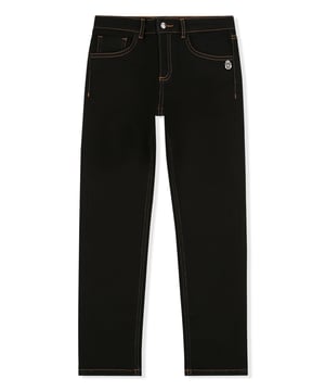 Estos clásicos pantalones de denim desgastado de cinco bolsillos no pueden faltar ni siquiera en el armario de un niño. Este modelo presenta un único botón de metal en la cintura. Remaches de metal con forma de blasón en los bolsillos. El monograma de la firma se presenta bordado en ambos bolsillos traseros y estampado en la etiqueta de piel adherida en la parte posterior de la cintura. Corte: Regular.