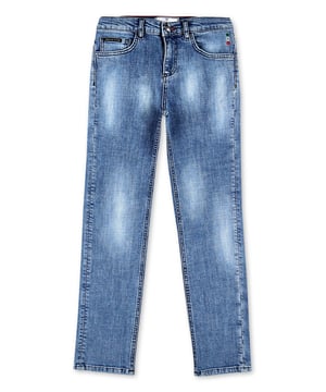 Pantalones vaqueros de 5 bolsillos con efecto de desgaste. El logotipo hexagonal de la Casa está cosido sobre el bolsillo trasero derecho. Botón metálico en la cintura.
