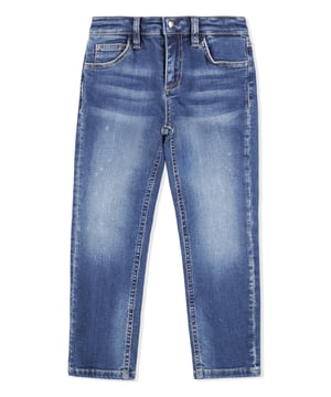 Los clásicos pantalones de denim desgastado de cinco bolsillos son indispensables, incluso en el armario de un niño. Este modelo incluye un botón de metal en la cintura. El bolsillo trasero derecho está adornado con un parche con el icónico emblema de la firma bordado. Corte: Regular.