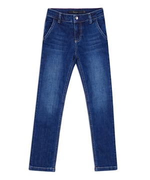 La tela de denim desgastada es la que también se emplea en estos clásicos pantalones chinos, otorgándoles una imagen más fresca, apta para la juventud de quienes los llevan. Cuatro bolsillos: dos en la parte frontal y dos insertados en la parte posterior. El parche bordado con el emblema de la firma está cosido debajo del bolsillo trasero derecho. Botonadura de metal en la cintura. Corte: Regular.