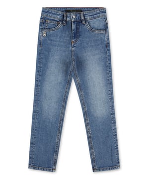 Estos clásicos pantalones de denim con cinco bolsillos es un imprescindible del armario infantil. Este modelo elástico cuenta con detalles de cuero y un cierre con botón único de metal. El emblemático escudo de la firma se presenta bordado en el bolsillo trasero derecho. Corte: Regular.