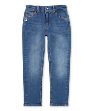 Los pantalones de denim clásicos de 5 bolsillos no pueden faltar en los vestuarios de los niños. Este modelo no lavado se distingue por un botón metálico de cierre. El escudo emblemático de la marca decorado con los detalles de cuero está bordado en el bolsillo trasero de derecha. Corte: Regular.