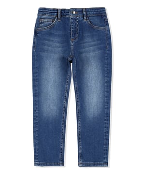Estos clásicos pantalones de denim desgastado de cinco bolsillos no pueden faltar ni siquiera en el armario de un niño. Este modelo presenta un único botón de metal en la cintura. Presenta un inserto de piel sintética con el emblemático monograma cosido en el bolsillo trasero derecho. El monograma de la doble B se presenta estampado en la etiqueta de piel adherida en la parte posterior. Corte: Regular.
