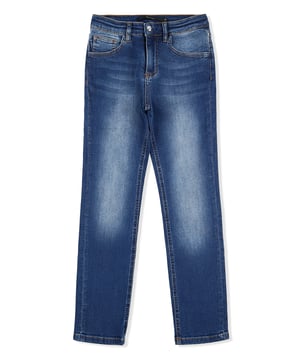 Estos clásicos pantalones de denim desgastado de cinco bolsillos no pueden faltar ni siquiera en el armario de un niño. Este modelo presenta un único botón de metal en la cintura. Un lirio estilizado con el emblema de la firma se presentan bordados en el bolsillo trasero derecho. El monograma de la doble B se presenta estampado en la etiqueta de piel adherida en la parte posterior. Corte: Regular.