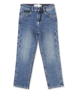 Pantalones de 5 bolsillos de denim lavado a la piedra con efecto de desgaste. Los icónicos Skull & Bones están bordados en los bolsillos delanteros. El PP Hexagon de metal se presenta en la parte trasera, debajo de la cintura. Un solo botón de metal en la cintura.