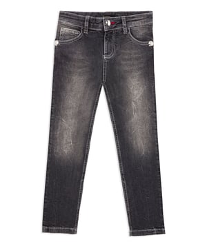 Cinco bolsillos de denim lavado a la piedra con desgastes. Cintura elástica interior ajustable. Botón y remaches de metal.