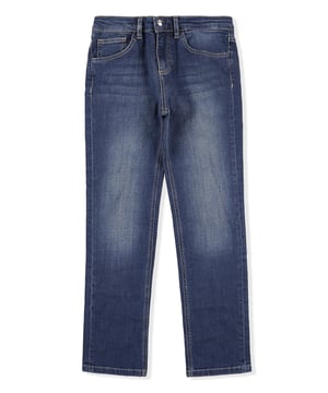 Los clásicos pantalones de denim desgastado de cinco bolsillos son indispensables, incluso en el armario de un niño. Este modelo incluye un botón de metal en la cintura. El bolsillo trasero derecho está adornado con un parche de piel con las iniciales características de la firma moldeadas en silicona. Corte: Regular.