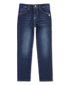 Estos clásicos pantalones de denim desgastado de cinco bolsillos no pueden faltar ni siquiera en el armario de un niño. Este modelo presenta un único botón de metal en la cintura. Bordes en contraste en los bolsillos. En el bolsillo derecho trasero presentan las letras de la firma. Corte: Regular.