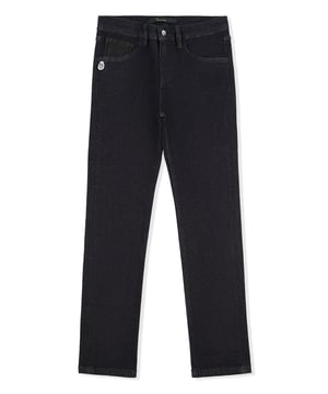 Estos clásicos pantalones de denim desgastado de cinco bolsillos no pueden faltar ni siquiera en el armario de un niño. Este modelo cuenta con bolsillos del reloj y traseros de piel sintética y un único botón de metal en la cintura. El emblemático monograma metálico está cosido en el bolsillo trasero derecho. El blasón de la firma se presenta estampado en la etiqueta de piel adherida en la parte posterior. Corte: Regular.