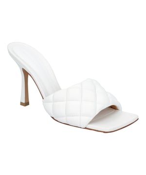 Bottega Veneta Damen Gepolsterte Pantoletten aus weißem Lammfell Gesteppte Lederpantoletten Gummidurchsetzte Lederlaufsohle Bottega Veneta Bottega Veneta Damen Gepolsterte Pantoletten aus weißem Lammfell Farbe: weiß Material: Tierhaut | Lammfell Zustand: neu mit Etikett Größe: EU37 Gebrauchsspuren: Nein Artikelnummer: 187006 / 592015VBRR09122 / 592015VBRR09122_37 Abmessungen: Länge: 90 mm. Herkunftsland: Italien