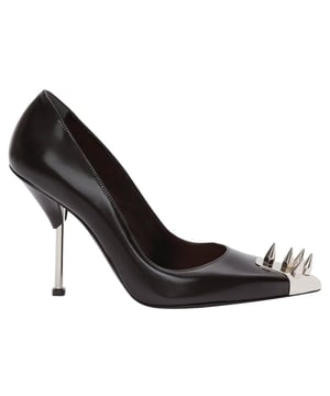 Material: 100 % Kalbsleder

Innenmaterial: Leder
Innensohle: Leder
Sohle: Leder
Spitze Zehenpartie
Absatzhöhe: 10,5 cm
Schlupfschuh
Lederunebenheit an der Seite
Metallnieten
Hergestellt in Italien
Geschlecht: DAMEN
Produktcode: 651714
Barcode: 9990002201900
Code: SHO MQ 2 PM SS23 10221