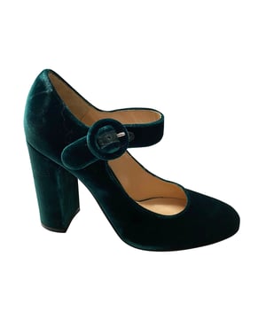 VINTAGE, RRP AS NEW
Green velvet mary-jane pump from Gianvito Rossi. The Lorraine pump has a 100mm block heel, an adjustable strap across the foot, and a round toe.

True to size
Leather sole
Made in Italy

Gianvito Rosi Lorraine Mary Jane Pumps in Green Velvet
Color: Green 
Material: Velvet
Condition: excellent
Size: 34
Sign of wear: No
SKU: 81987