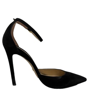 VINTAGE, RRP AS NEW
The Stuart Weitzman Stuart Ankle Strap Pumps in black suede are a timeless essential, combining classic elegance with refined comfort. Featuring a slender ankle strap, pointed toe, and plush suede finish, they offer a sophisticated silhouette ideal for both day and evening wear. **Style Tip:** Wear them with a midi skirt or tailored trousers to highlight the ankle strap and add a touch of understated glamour to your look.

 Stuart Weitzman Stuart Ankle Strap Pumps in Black Suede

Condition: Very good
Signs of wear: Minor signs of wear
Packaging: Box
Color: Black
Material: Suede | suede
Size: EU | 37.5
Measurements: Heel height: 110 mm; Insole length: 280 mm
SKU: TONPUGBSH509155W