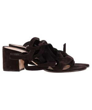 VINTAGE, RRP AS NEW
The Gianvito Rossi Strappy Block-Heel Sandals in brown suede are the perfect blend of sophistication and comfort. Crafted from soft, premium suede, these sandals feature elegant strappy detailing and a sturdy block heel that offers both style and support. The rich brown hue makes them a versatile addition to any wardrobe, ideal for both casual and formal occasions. With their timeless design, these sandals elevate your look with effortless chic.

Styling Tip:
Pair the Gianvito Rossi Strappy Block-Heel Sandals with a flowy midi dress or a tailored jumpsuit for a polished, evening-ready outfit. For a more casual daytime look, wear them with high-waisted jeans and a tucked-in blouse or a light sundress. The block heel adds a modern touch while ensuring all-day comfort, making them perfect for both office wear and evening outings. Keep accessories simple to let the sandals shine as the focal point of your look.

Gianvito Rossi Strappy Block-Heel Sandals in Brown Suede

Condition: Very good
Signs of wear: Minor signs of wear
Packaging: None
Color: Brown | ochre
Material: Suede
Size: IT | 39
Measurements: Heel height: 65; Insole length: 240
SKU: NAPPUGBSH457174W