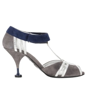 Empfohlener Verkaufspreis
Zeigen Sie sich frech mit diesen Riemchensandalen von Prada! Die Sandalen aus feinstem Leder und Wildleder haben eine tiefschwarze Vorderklappe und eine rote Hinterklappe. Silberne Einsätze zieren die Konturen und runden den Look ab.

Prada T-Riemen-Pumps mit Colorblock-Muster aus grauem Wildleder
Zustand: Sehr gut
Gebrauchsspuren: Leichte Gebrauchsspuren, wenig getragen, aber sehr gut erhalten. Leichte Gebrauchsspuren und Knicke an den Sohlen und Absätzen.
Verpackung: Karton, Staubbeutel
Farbe: Grau
Material: Wildleder
Größe: EU | 37
Maße: Absatzhöhe: 80; Innensohlenlänge: 240
Artikelnummer: NAPPUFRSH520146W