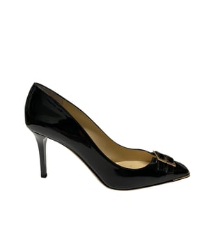 Empfohlener Verkaufspreis
Diese schwarzen Pumps von Jimmy Choo sind ein Must-have-Klassiker. Sie sind aus schwarzem Lackleder gefertigt und stehen auf hohen Absätzen. Sie haben eine quadratische Zehenpartie, doppelte Schnallenriemen mit eingraviertem Markenlogo und goldene Zierdetails.

Jimmy Choo Pumps mit doppelter Schnalle aus schwarzem Lackleder
Zustand: gut, mit leichten Flecken an Innen- und Laufsohle
Farbe: Schwarz
Material: Lackleder
Größe: 40,5
Gebrauchsspuren: Ja
Artikelnummer: 98091