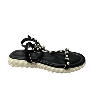 Empfohlener Verkaufspreis
Diese flachen Sandalen von Valentino sind aus Wildleder und Leder gefertigt. Sie sind mit Rockstud-Akzenten verziert, mit Klettverschluss befestigt und haben eine strapazierfähige Gummisohle.

Valentino Garavani Rockstud Knöchelriemen-Sandalen aus schwarzem Wildleder
Farbe: Schwarz
Material: Wildleder
Zustand: gut, mit sichtbaren Gebrauchsspuren und minimaler Verfärbung an der Ferse
Größe: 40,5
Gebrauchsspuren: Ja
Artikelnummer: 90671